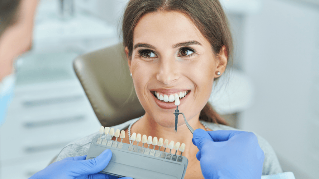 mujer sentada en silla de dentista blanqueamiento dental