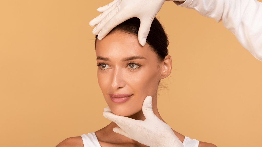Mujer joven sonriendo despues de un tratamiento estetico