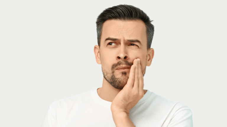 Hombre con dolor dental tocándose la mandíbula