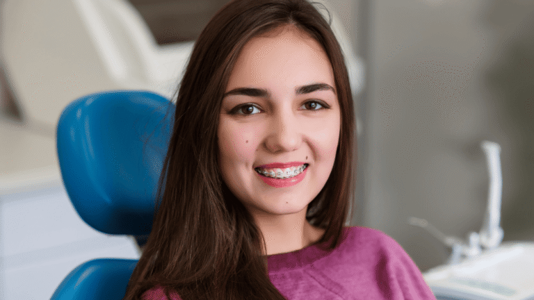 Paciente en tratamiento de ortodoncia para corregir la mordida en clínica dental