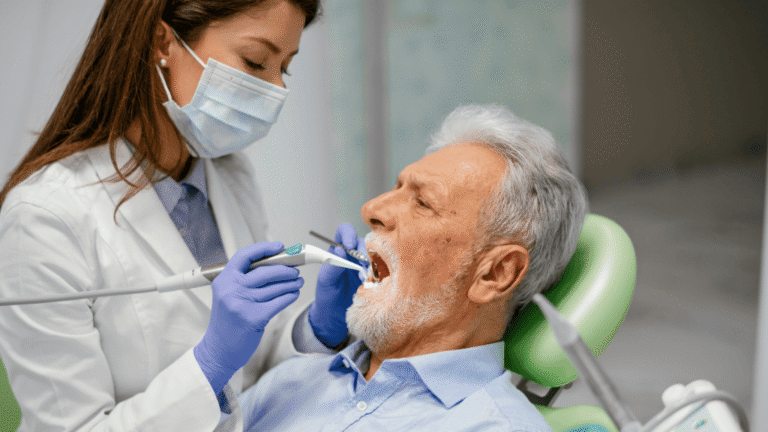 Paciente en sillón odontológico durante la consulta en clínica dental en Toledo