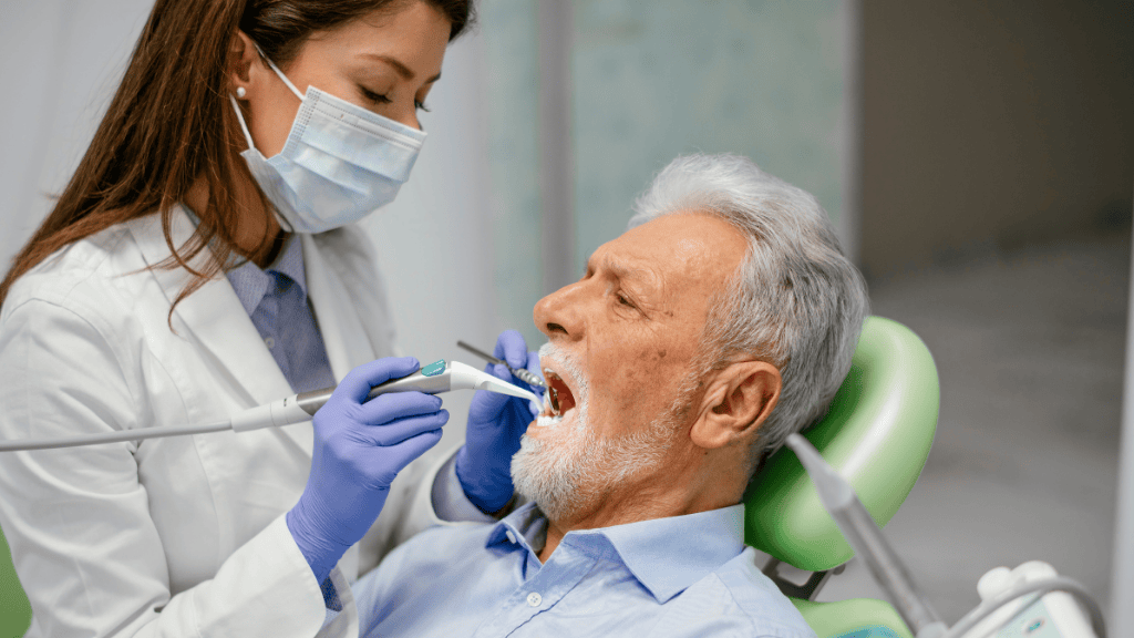 Paciente en sillón odontológico durante la consulta en clínica dental en Toledo