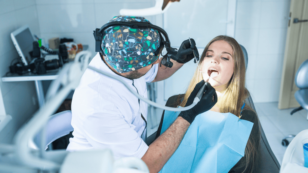 Dentista en Toledo realizando valoración de blanqueamiento dental a un paciente