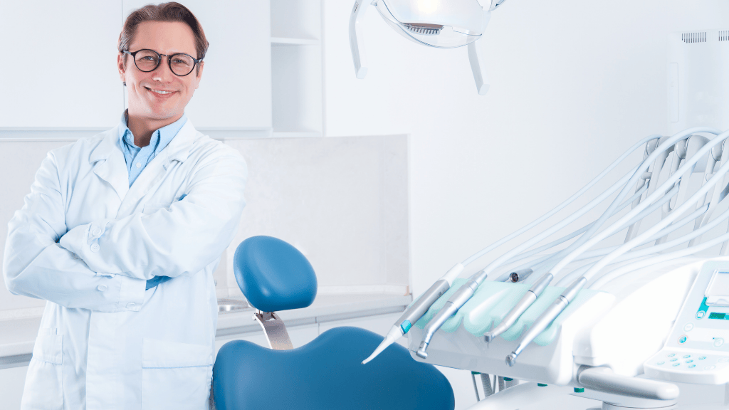 Dentista en Toledo en consulta dentro de clínica dental especializada