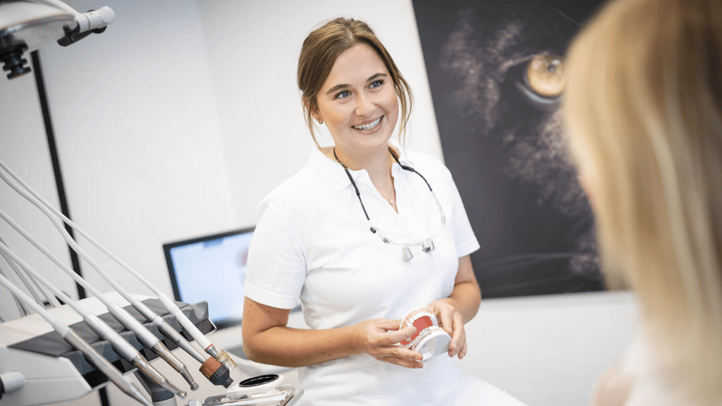 Dentista en Toledo en consulta explicando tratamiento dental a un paciente