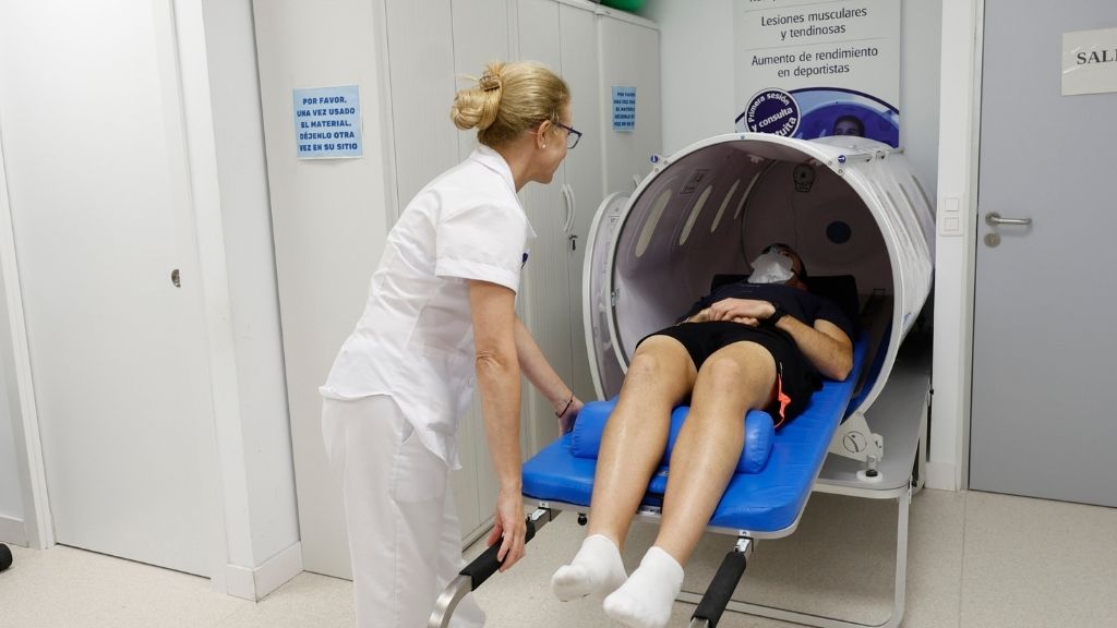 Cámara hiperbárica en Toledo en Regenérate durante tratamiento de oxigenoterapia hiperbárica