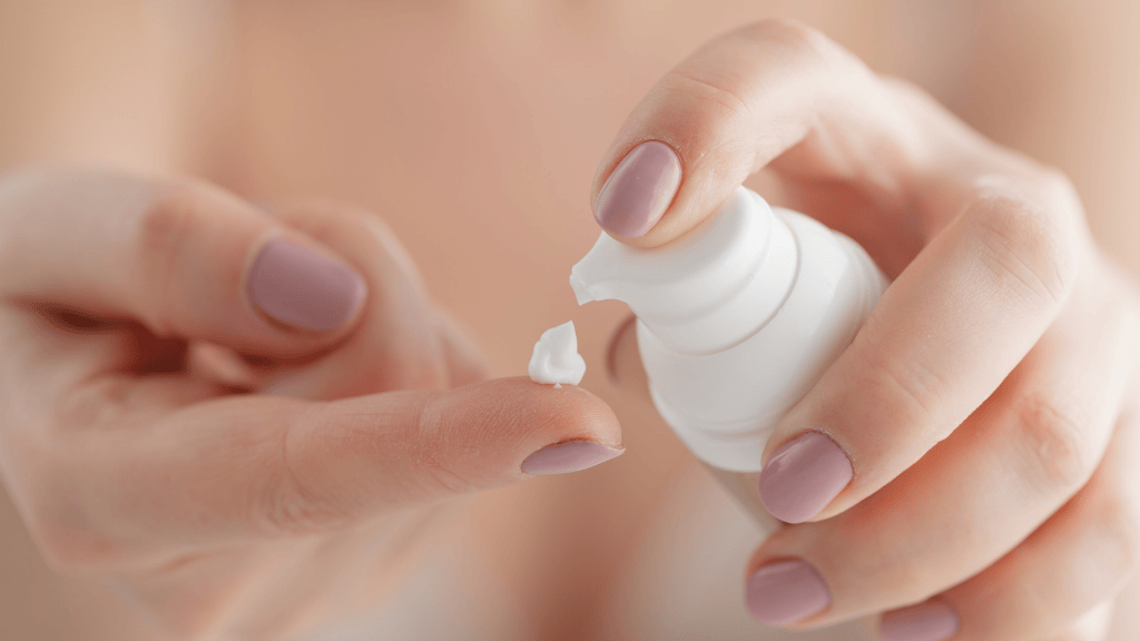 Crema de manos con protección solar para hidratar y prevenir manchas en la piel