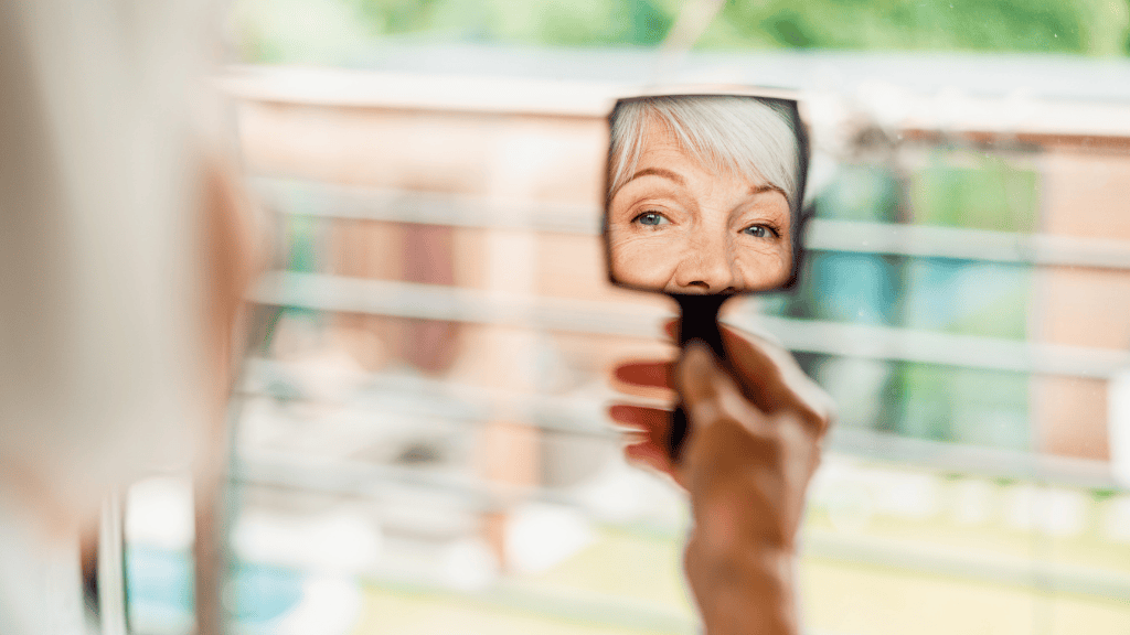 Espejo de bolsillo para revisar la piel y la protección solar durante el día