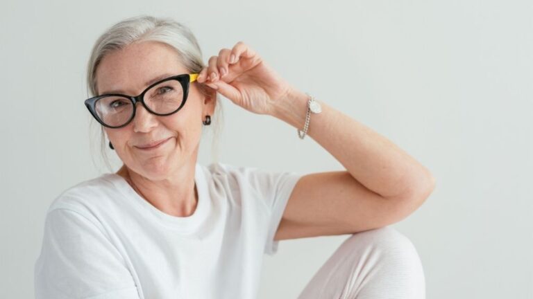Mujer en la menopausia pensando sobre incontinencia urinaria y suelo pélvico